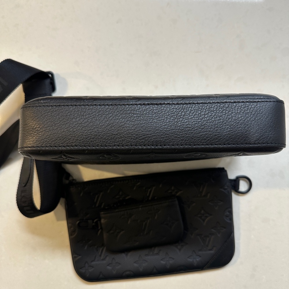 Louis Vuitton Monogram Black Messenger Bag - Picture 2 of 7